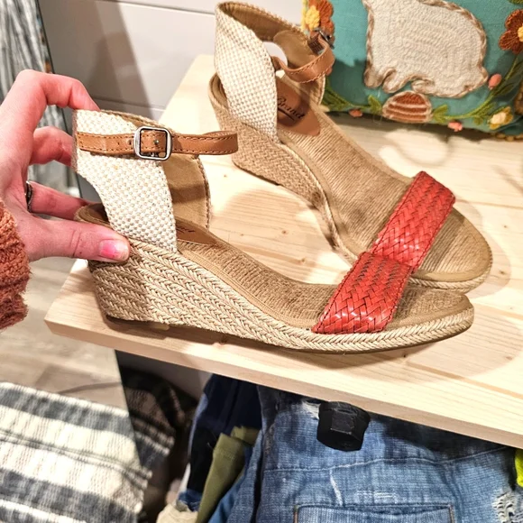 Lucky Brand Women's Wedge Sandals - Picture 1 of 10